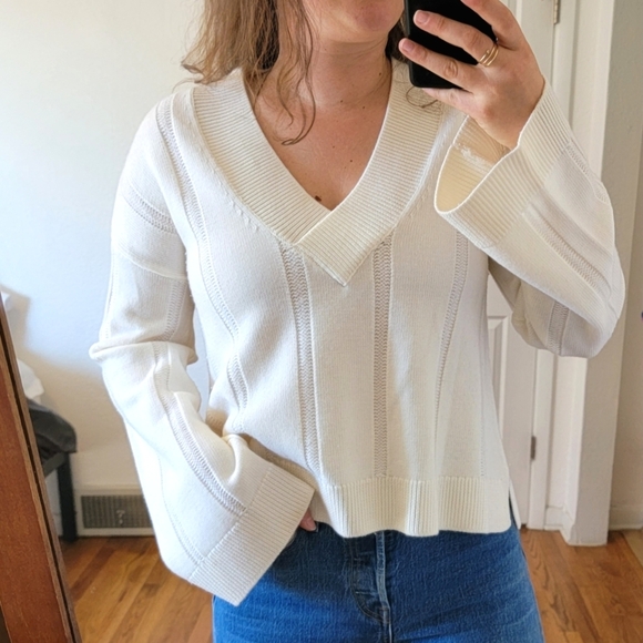 Derek Lam White V-Neck Sweater; M; 100% wool - Picture 2 of 13